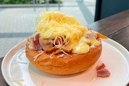 Яйцо Бенедикт с лисичками и беконом