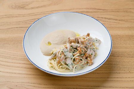 Паста с лисичками, цыпленком и трюфельным муссом