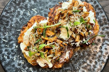 Брамбораки с лисичками и сливочным сыром 