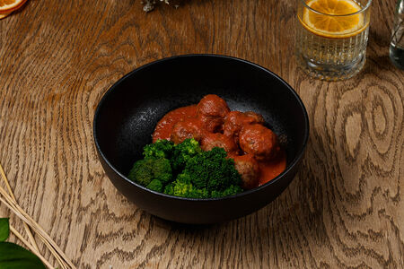 Итальянские тефтели в томатном соусе с брокколи