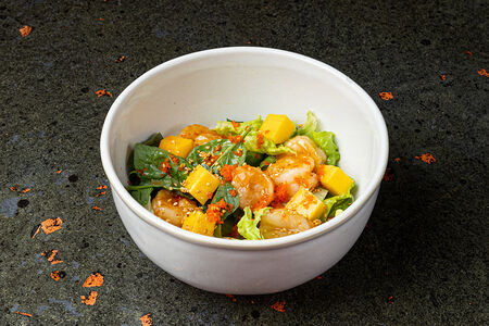 Салат с креветками и манго