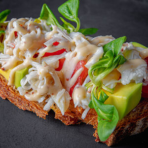 Брускетта с крабом