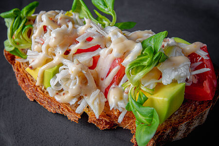 Брускетта с крабом