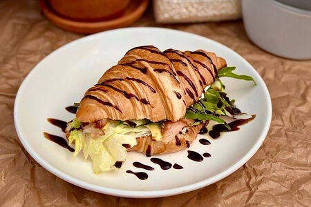 Круассан с лососем 