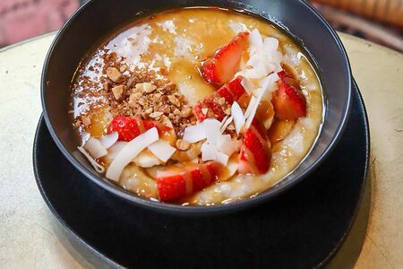 Каша овсяная с карамелью и бананом