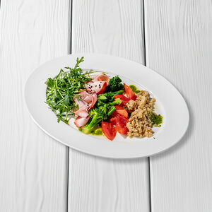 Салат с индейкой рукколой и томатами