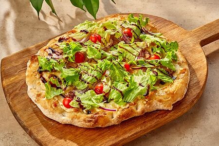 Пицца с говядиной, томатами и соусом тартар