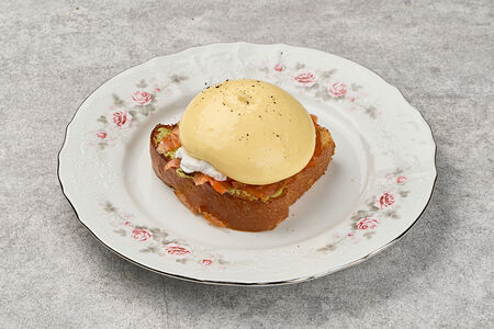 Яйцо Бенедикт с форелью на бриоши