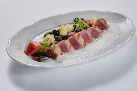 Тальятта из тунца с брокколи, цветной капустой и сморчками