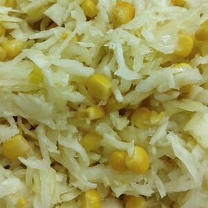 Салат из свежей капусты с кукурузой