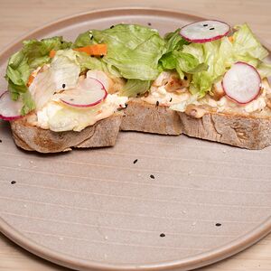 Сморреброд с имбирной курочкой и скрэмблом