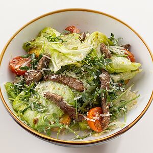 Зелёный салат с говяжьей вырезкой и пармезаном