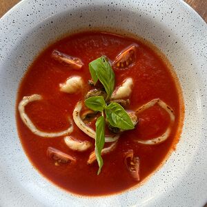 Томатный суп с морепродуктами 