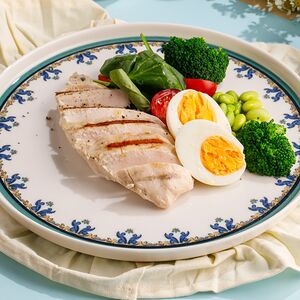 Куриная грудка с кремом из авокадо и овощами