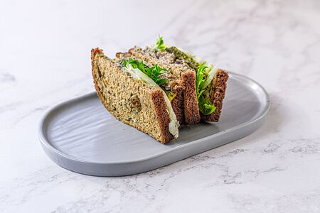 Сэндвич с тунцом и соусом тартар