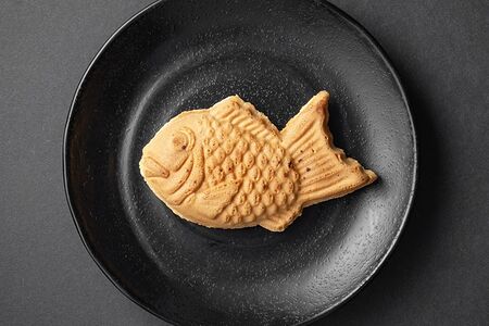 Тайяки с клубникой со сливками 