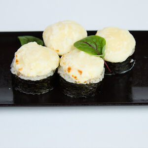 Запеченый ролл с лососем