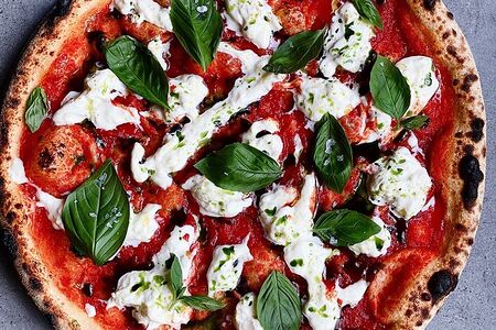 Пицца томатная со страчателлой