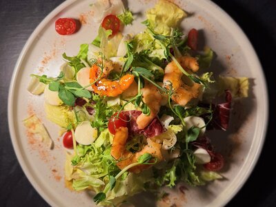 Салат с креветкой-гриль и моцареллой 