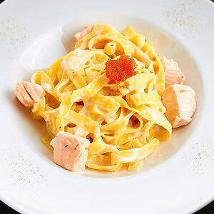 Тальятелле с лососем и красной икрой