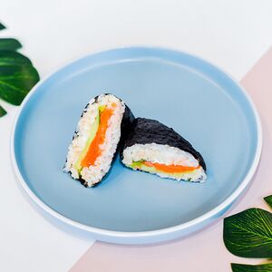 Онигири с лососем