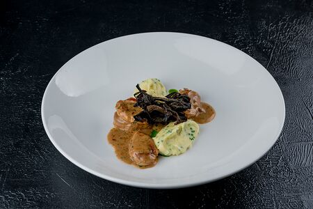 Фрикасе из перепелки, черные лисички, картофельное пюре с луком-сибулетом