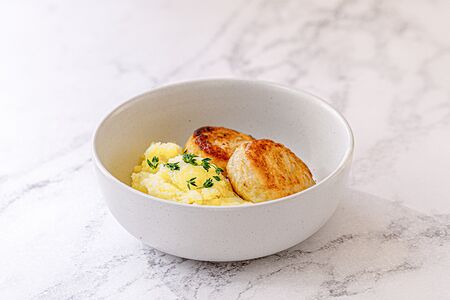 Куриные котлеты с картофельным пюре