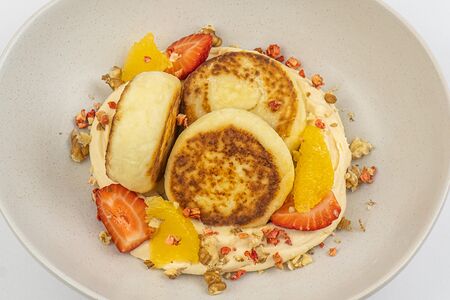 Сырники с персиковым маскарпоне и свежими ягодами