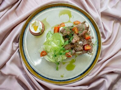 Бриошь с ростбифом, яйцом и черри 