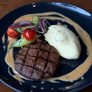 Бифштекс из говядины с пюре и домашним салатом