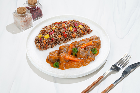 Говядина тушеная с гречкой и овощами