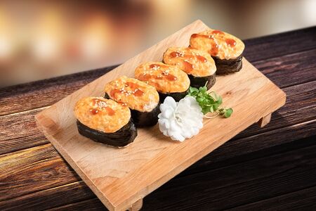 Вкусные суши с лососем под спайси-соусом 