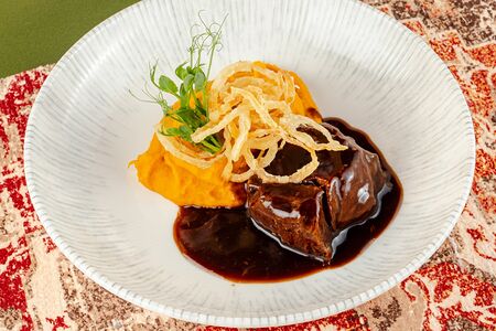 Томленые говяжьи щечки с пюре из копченого батата 