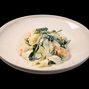 Паппарделле со страчателлой, креветками и шпинатом