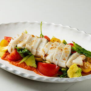 Салат с кальмаром и соусом ромеско