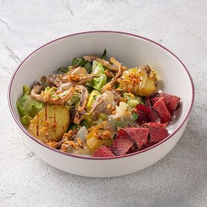 Салат с пастрами из говядины, печёным картофелем и вешенками