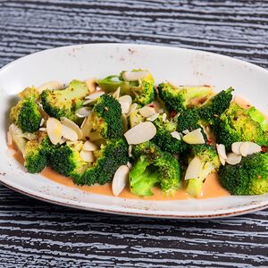 Брокколи с ореховым соусом и хлопьями чили