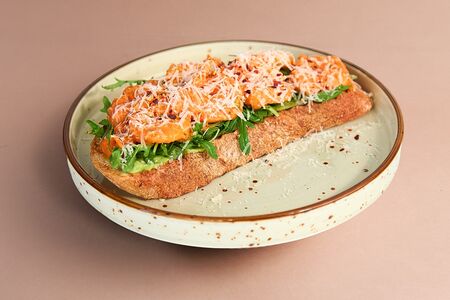 Брускетта с креветками, помодоро и гуакамоле 