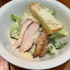 Салат Цезарь с курицей