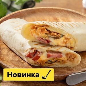 Ролл с говяжьей колбаской и картофельным пюре