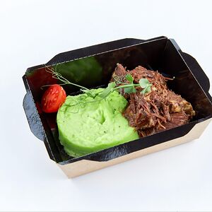 Телячьи щечки с зеленым пюре