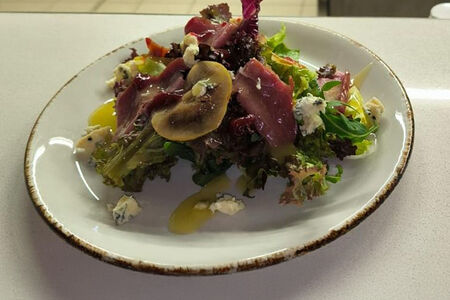 Салат с копченой уткой и грушей