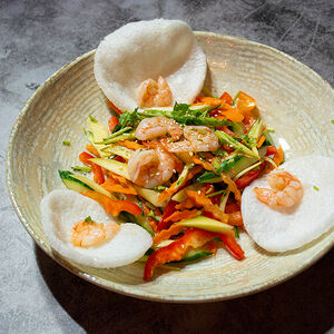 Салат с манго и креветками