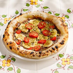 Пицца с нутеллой, бананом и клубникой