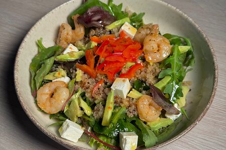 Салат креветки и киноа