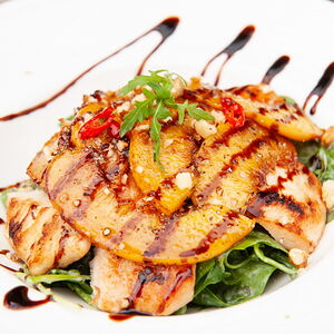 Салат персики pollo pesca