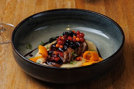 Утиная грудка с соусом из чёрной смородины