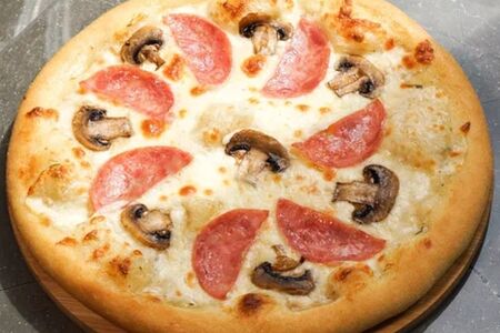 Пицца с ветчиной и грибами