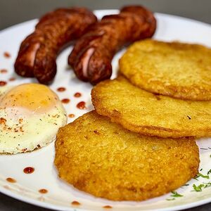 Драники с сосисками и яйцом 