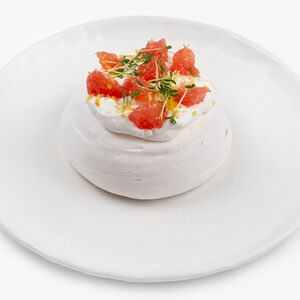 Нежная меренга с сезонными фруктами